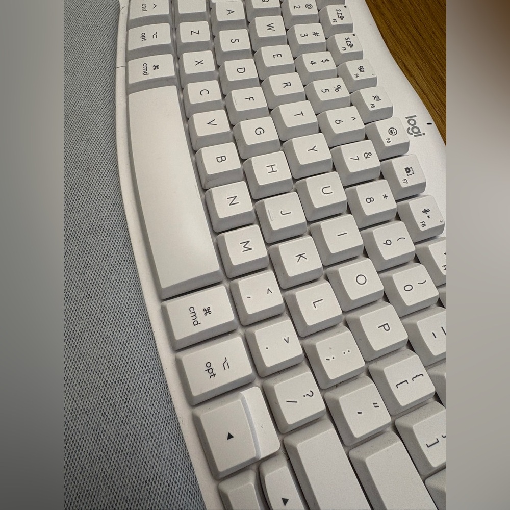 Logitech Wave Keys for Mac - Bluetooth ergonomic keyboard in off white - Picture 6 of 6